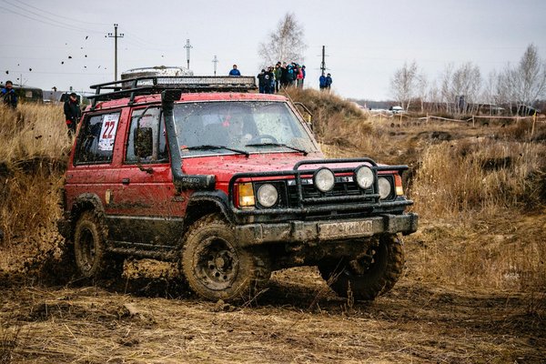 What are the key aspects of installing a lift kit on a British off-road vehicle?